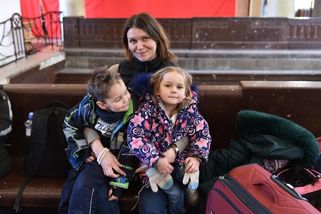 Obrazem: Přestupní stanice Praha. Na nádraží čekají lidé mířící na západ - Seznam Zprávy